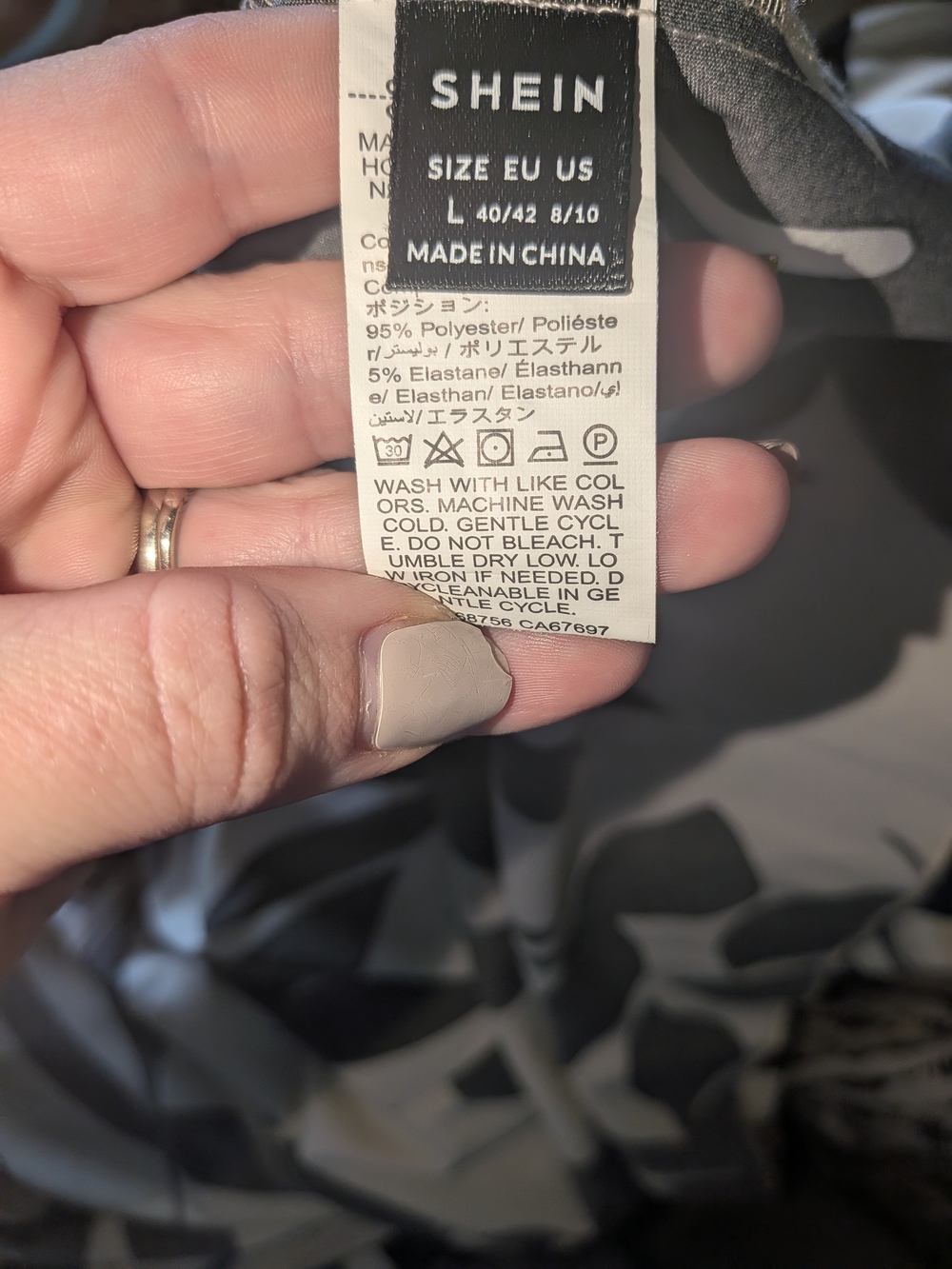 SHEIN Black and Cream V-Neck Abstract Print Maxi Dress - Picture 4 of 4